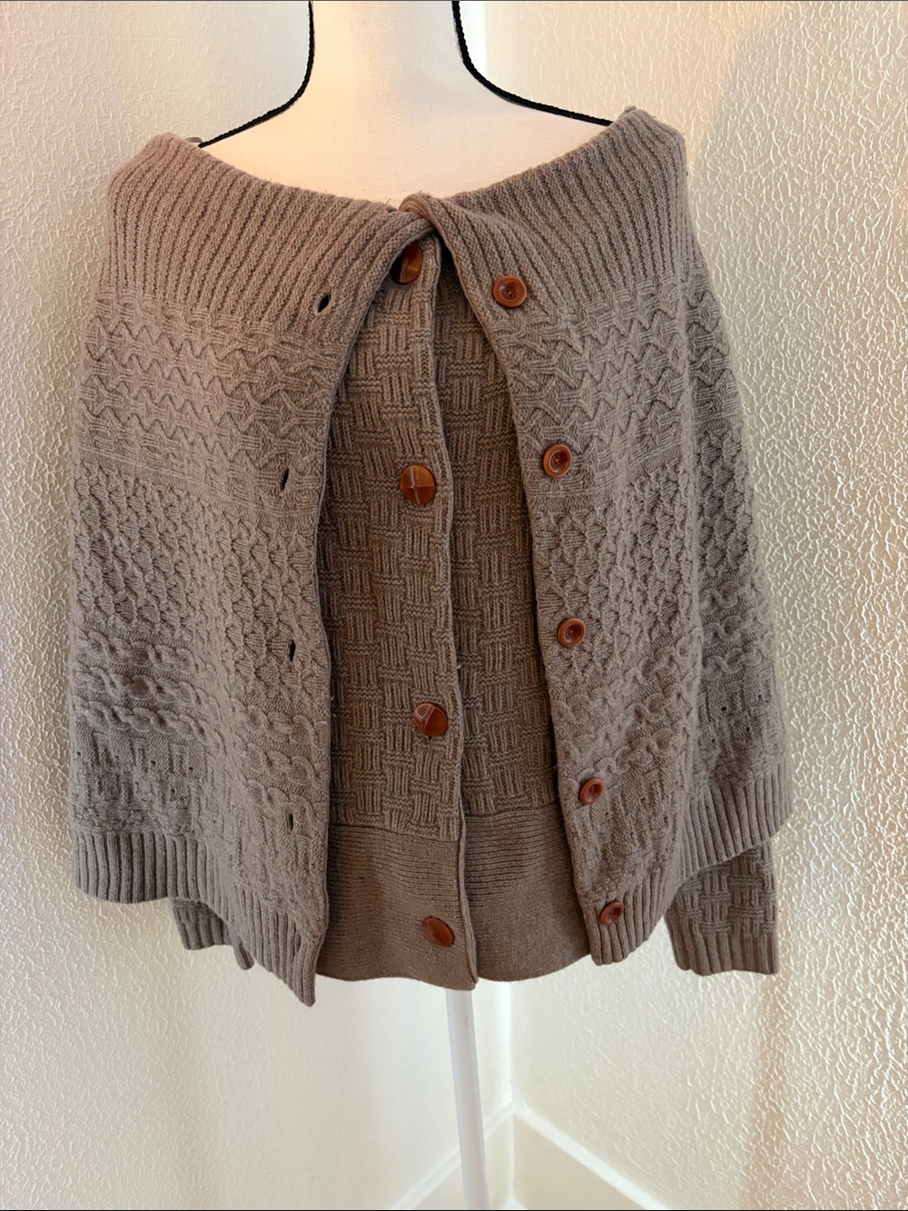 EUC Sleeping on Snow Anthropologie Gray/Brown Collared button down sweater Small